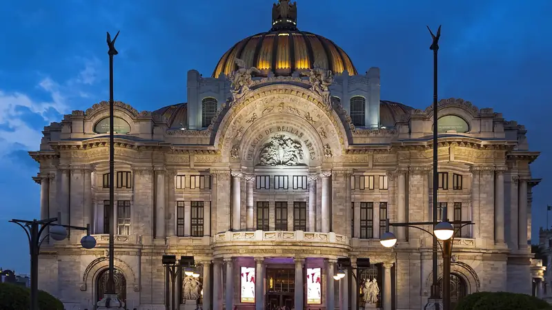 Front view of Palacio de Bellas Artes at night